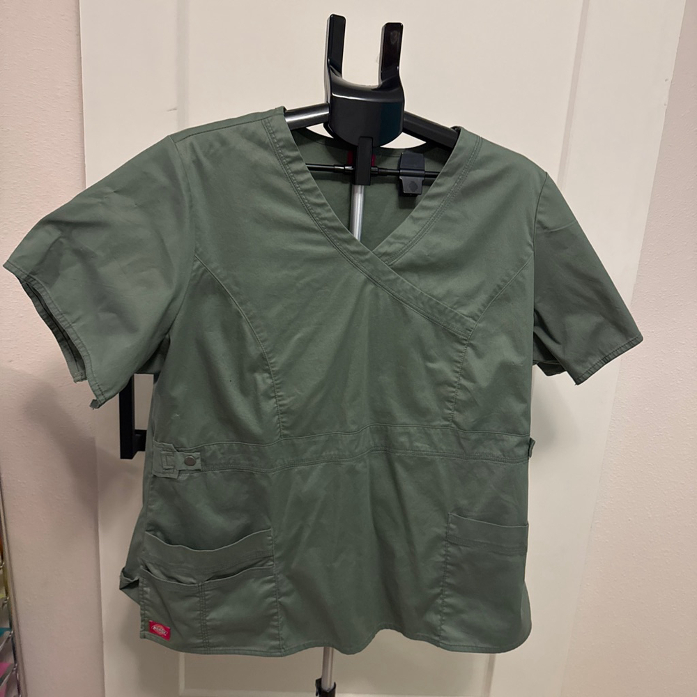 Dickies Women's Short Sleeve scrub top. Olive Green. Xl